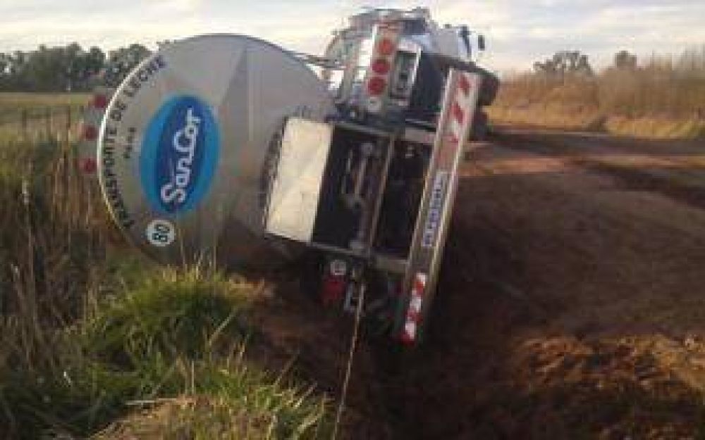 Volc� un acoplado lechero de SanCor en Carlos Casares