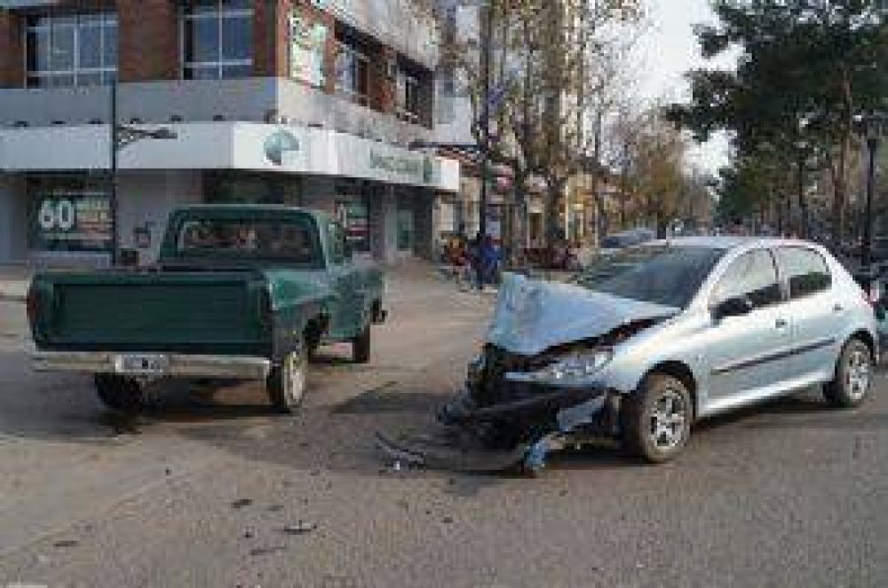 ADELANTO: Violento choque entre un auto y una camioneta