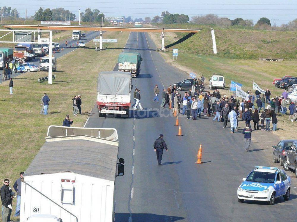 El campo santafesino protest� sobre la autopista