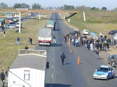 El campo santafesino protest� sobre la autopista
