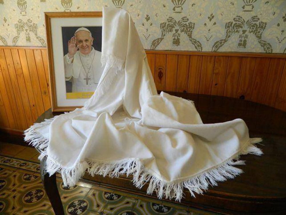 Una manta de la Cuna del Poncho para el Papa Francisco