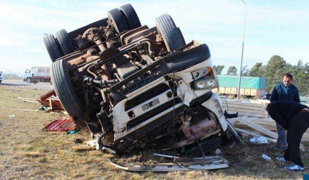 Dos muertos al chocar un cami�n contra una camioneta en Tornquist
