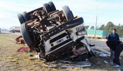 Dos muertos al chocar un cami�n contra una camioneta en Tornquist