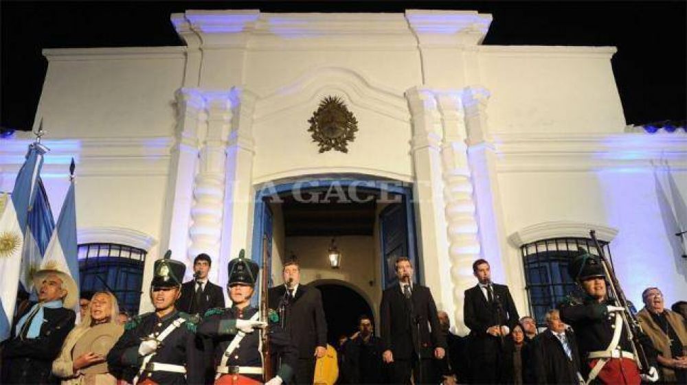 Cientos de tucumanos cantaron el Himno en la Casa Hist�rica
