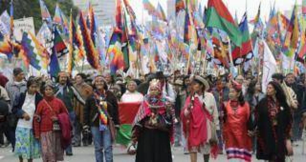 Pueblos originarios reclaman la libertad del Cacique en la Casa de Gobierno