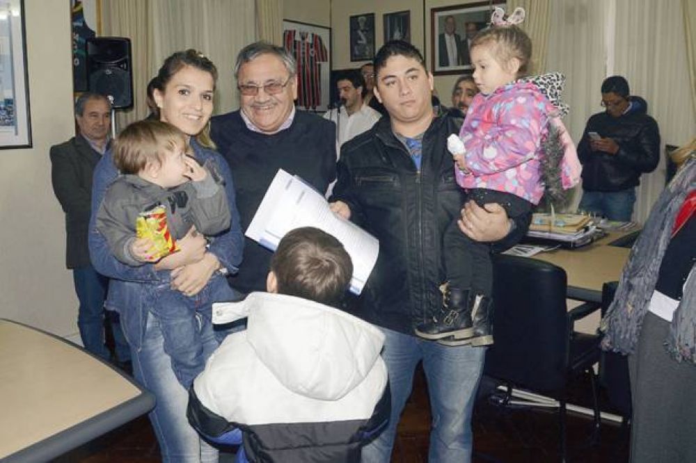 Veinte familias recibieron tierras recuperadas por el Municipio
