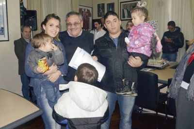 Veinte familias recibieron tierras recuperadas por el Municipio