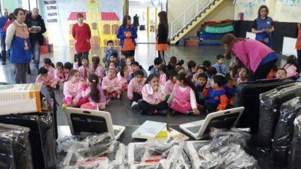 El Jard�n N� 44 y el Jard�n N� 50 recibieron netbooks del Programa AULA DIGITAL