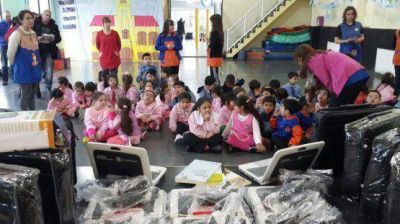 El Jard�n N� 44 y el Jard�n N� 50 recibieron netbooks del Programa AULA DIGITAL