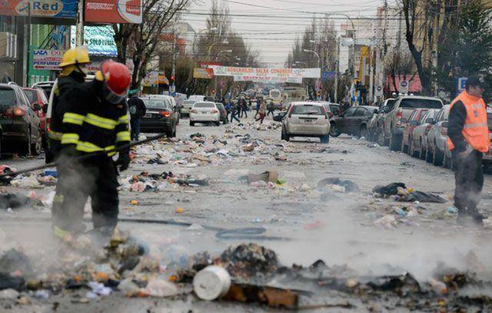 Trabajadores municipales no queman m�s cubiertas, desparraman basura en pleno centro de R�o Gallegos