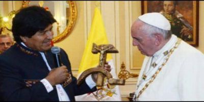 Evo Morales regala al Papa un crucifijo con la hoz y el martillo