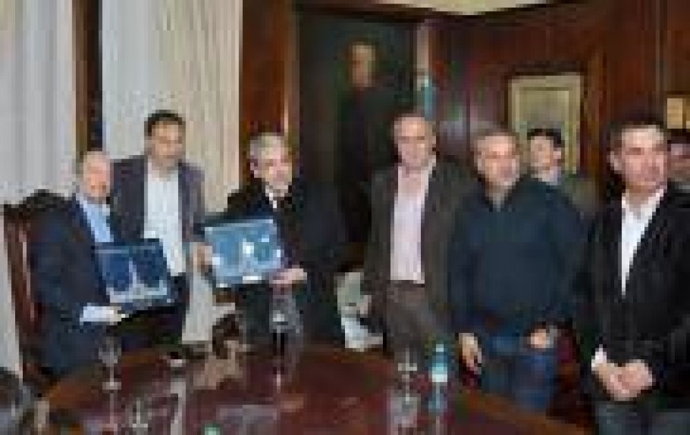 La Plata: An�bal Fern�ndez fue recibido por Bruera en la Municipalidad