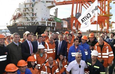 Scioli inici� operaciones en el Puerto La Plata con la llegada de un buque nacional