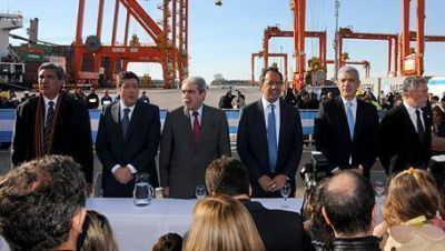 Inauguraci�n en el Puerto con fuertes gestos pol�ticos