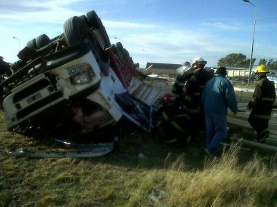 Murieron dos personas luego de chocar y volcar su cami�n en el acceso a Tornquist