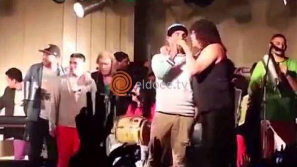 Tevez bail� con la Mona Jim�nez y terminaron en el piso