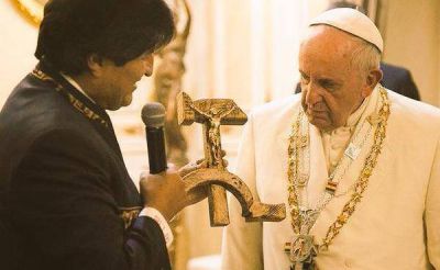 El extra�o crucifijo que Evo le regal� al Papa