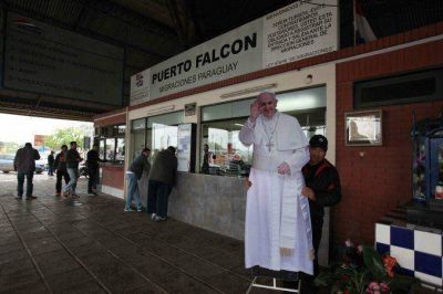 Miles de argentinos comenzaron a llegar a Asunci�n para ver el Papa