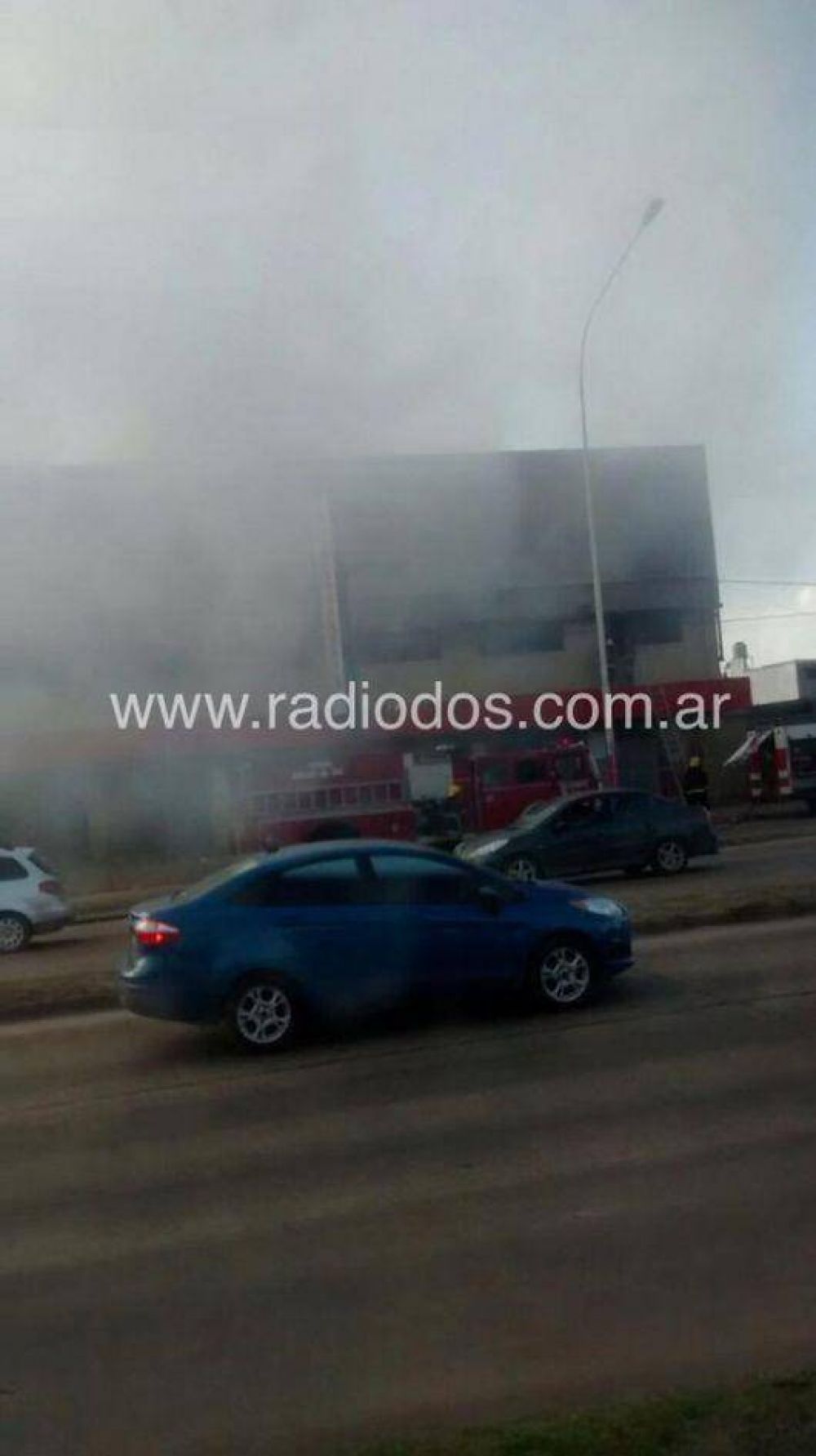 Controlaron el incendio del Impulso de avenida Ferr�: un bombero herido