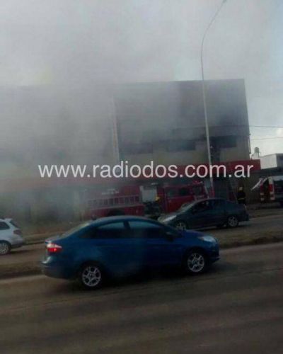 Controlaron el incendio del Impulso de avenida Ferr�: un bombero herido