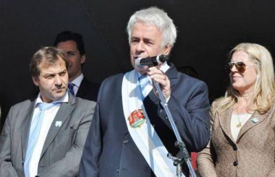 De la Sota presidi� el desfile c�vico-militar en R�o Cuarto