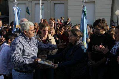 Emotivo desfile y acto por el 9 de Julio