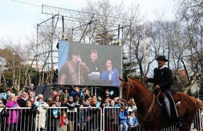 Una multitud particip� del festejo de los 199 a�os de la Independencia de la Patria