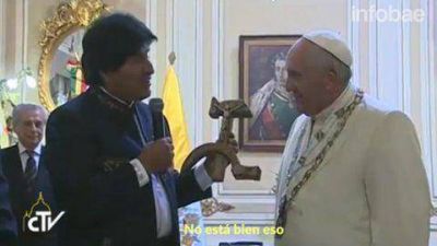 Evo Morales defendi� el crucifijo que le regal� al Papa: 