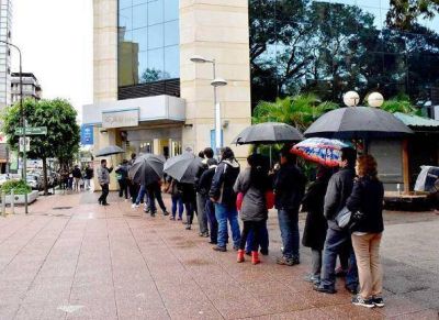 Las largas filas por efectivo siguen en los cajeros y hay m�s limitaciones