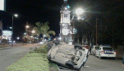 Ins�lito: en menos de 24 horas, otro choque y vuelco en el mismo lugar