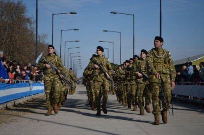 Multitudinario desfile Patrio en el Cors�dromo