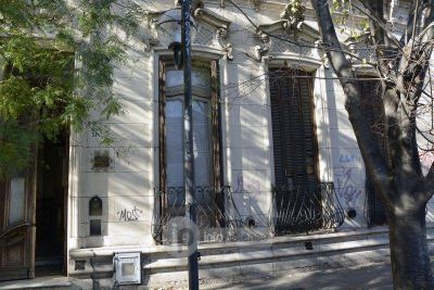 Denuncian que est� abandonada la casa donde residi� como estudiante N�stor Kirchner en La Plata