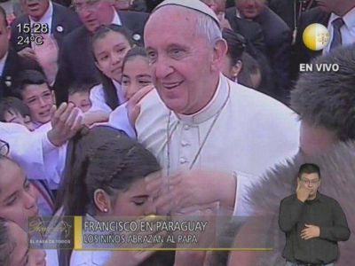 Ni�os salen al abrazo del Papa e incomodan a Cartes