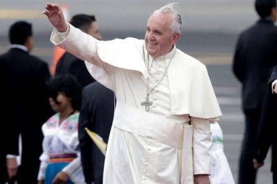 El Papa se despidi� de Bolivia y lleg� a Paraguay, �ltima escala de la gira