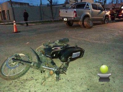 VIOLENTISIMO IMPACTO DE UNA MOTO CON UNA CAMIONETA. UNA JOVEN EMBARAZADA RESULTO HERIDA