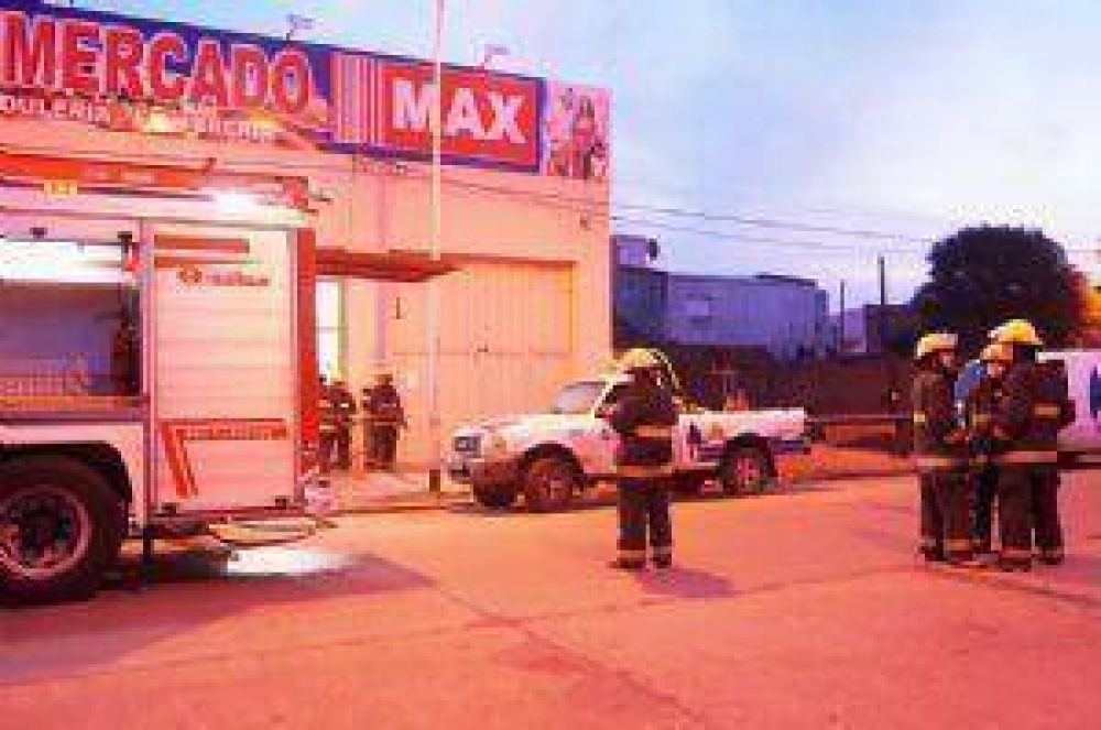 Escape de gas frente a supermercado de Av. Echeverr�a