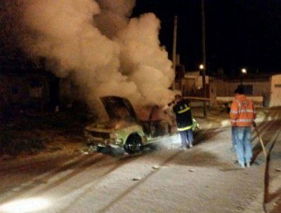 Prendieron fuego el auto de un sujeto acusado de robo y violaci�n