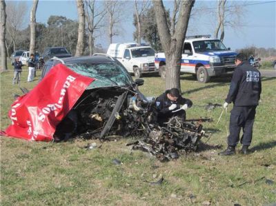 Un joven muri� al chocar su auto contra un �rbol