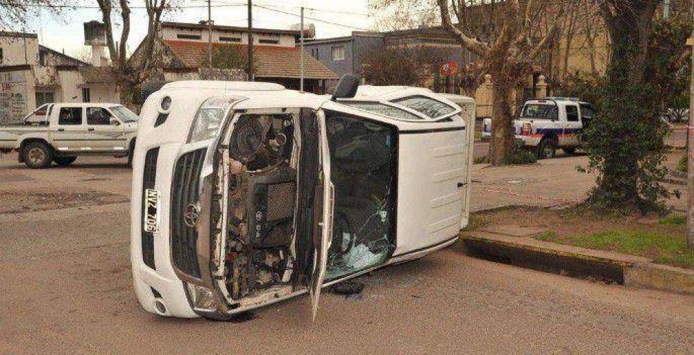 Impactante vuelco de una camioneta tras una colisi�n