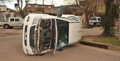 Impactante vuelco de una camioneta tras una colisi�n