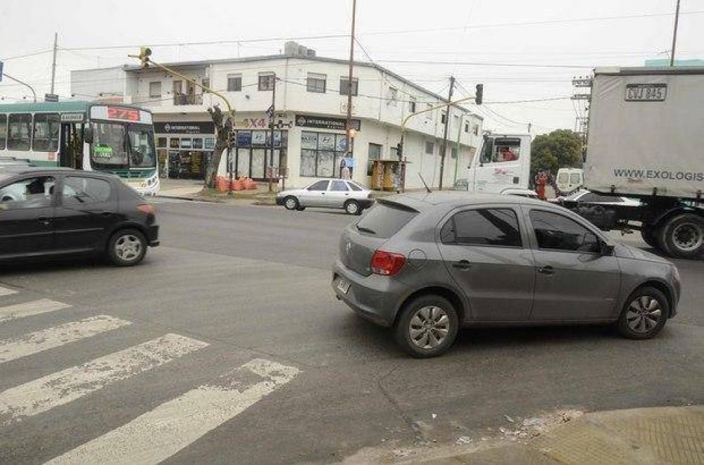 Caos vial en la esquina clave de 122 y 43 por sem�foros �locos�