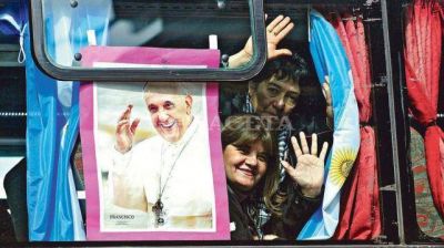 Con banderas y rosarios partieron a ver a Francisco