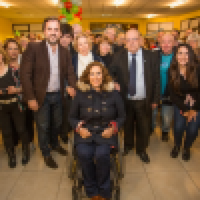 Gabriela Michetti y Carlos Arroyo junto a militantes del PRO en el local de Emiliano Giri