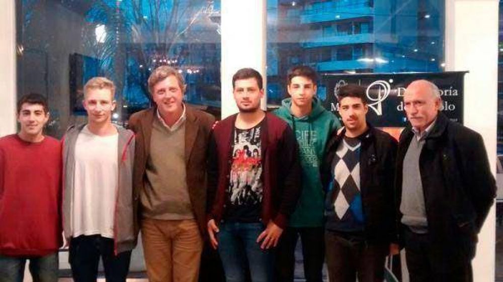 Reconocen a cinco j�venes que salvaron a una anciana
