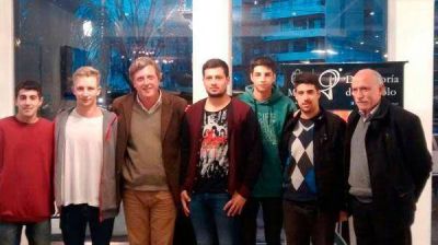 Reconocen a cinco j�venes que salvaron a una anciana