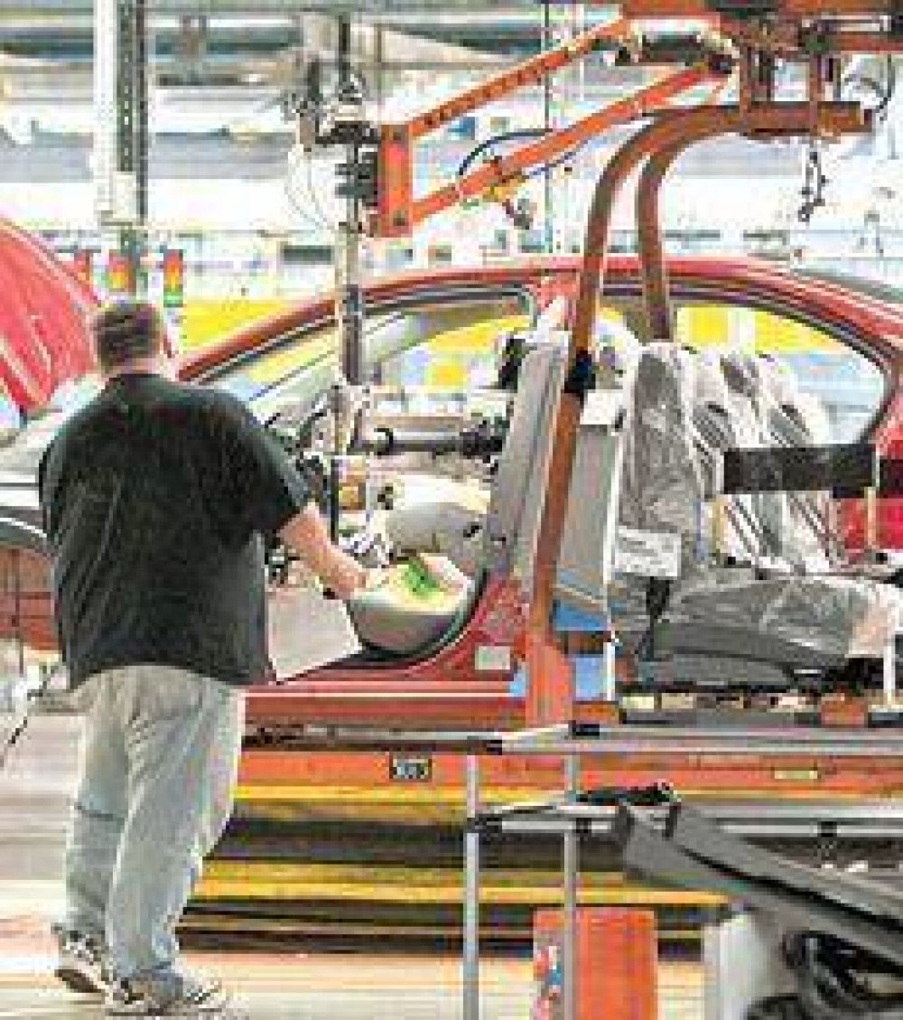 Ceden m�s d�lares para la industria automotriz