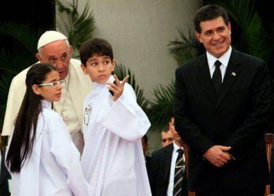 Conoc� la emotiva historia del nene que no camina ni habla y fue bendecido por el Papa 