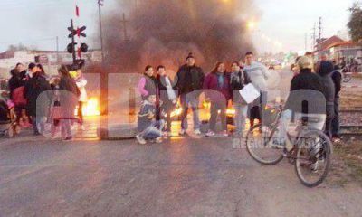 Vecinos sin luz cortan la ruta 25