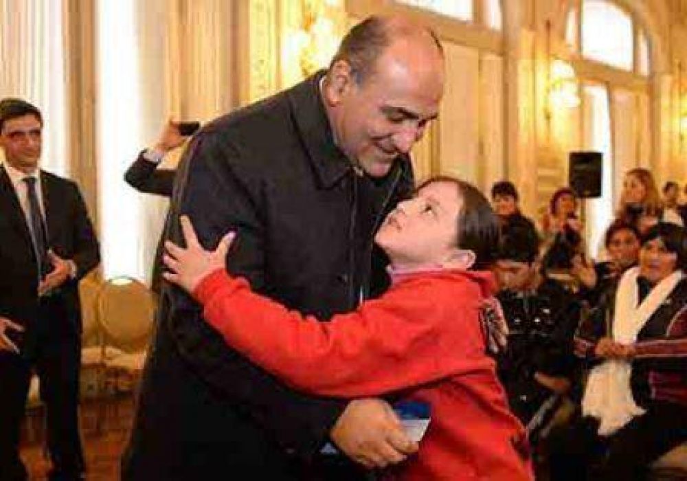 Manzur entreg� 300 pensiones a personas discapacitadas y en situaci�n vulnerable