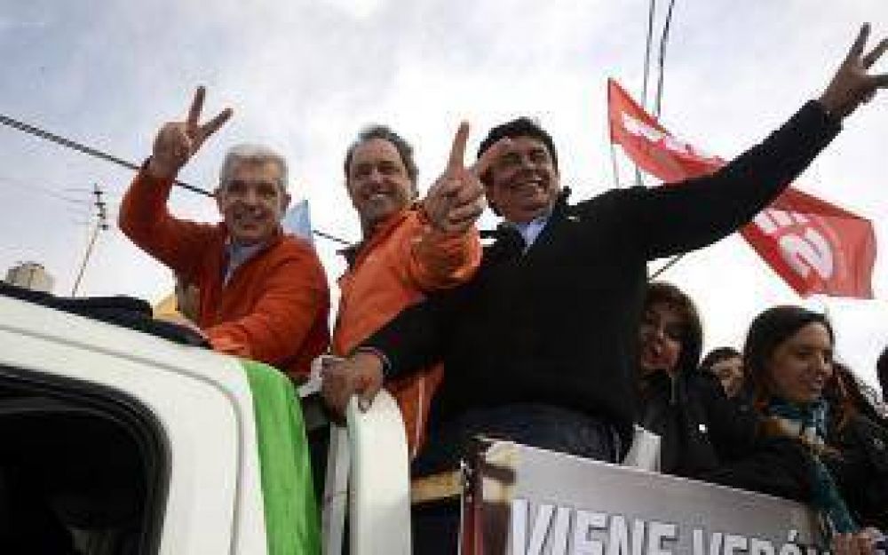 Caravana de Scioli junto a Juli�n Dom�nguez y Espinoza en La Matanza